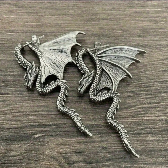 Dragon Design Stud Earrings - Picture 3 of 4